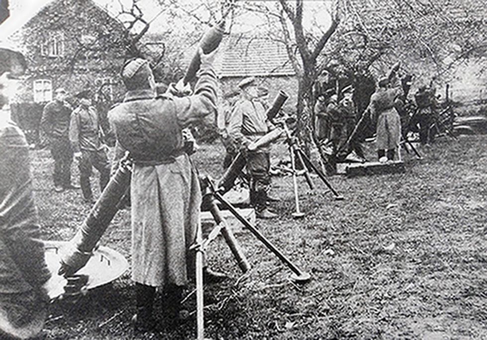 「苏德战争」期间，东线战场，苏军某团属炮兵连的一处1938式120毫米迫击炮阵地。120毫米迫击炮是苏军标准重型迫击炮，装备团属迫击炮连；最初研制为PM-38型，它采用金属结构的两轮拖车运送，可携带弹药拖车。改进后为PM-41型和PM-43型，其中PM-43型改装了新的发火机构和较长的缓冲机。苏军的120毫米迫击炮是二战期间最好的重型迫击炮之一，至二战结束时苏联一共生产了12000门。