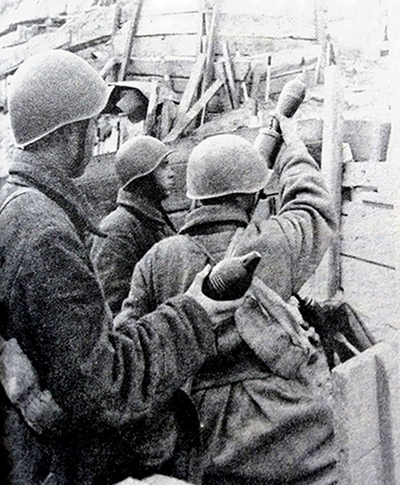 1942年9月，「斯大林格勒保卫战」期间，东线苏联战场，在伏尔加河岸边战壕内，苏军一门1939式50毫米迫击炮正向被德军占领的中央车站射击。