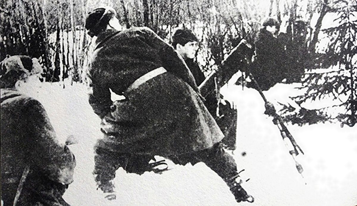 1944年2月，「苏德战争」期间，东线苏联战场，活跃在列宁格勒地区的苏联游击队用1936式82毫米迫击炮向德军射击。82毫米迫击炮虽然命中率较低，但射速较高，一个熟练的82毫米迫击炮炮班，可以在一分钟内发射24发炮弹，因此对德军步兵威胁还是很大的。