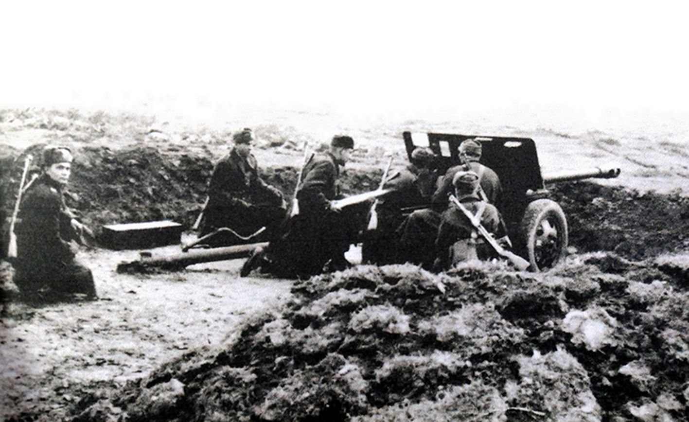 1942年冬季，「苏德战争」期间，东线苏联战场，苏军阵地上的一门1942式76毫米加农炮，一名弹药手正准备将炮弹推入炮膛。1942式76毫米加农炮是一种多功能火炮，除可发射高爆榴弹、榴霰弹、烟幕弹等多种炮弹作杀伤、掩护和攻坚外，也能发射反坦克穿甲弹作反坦克炮用。