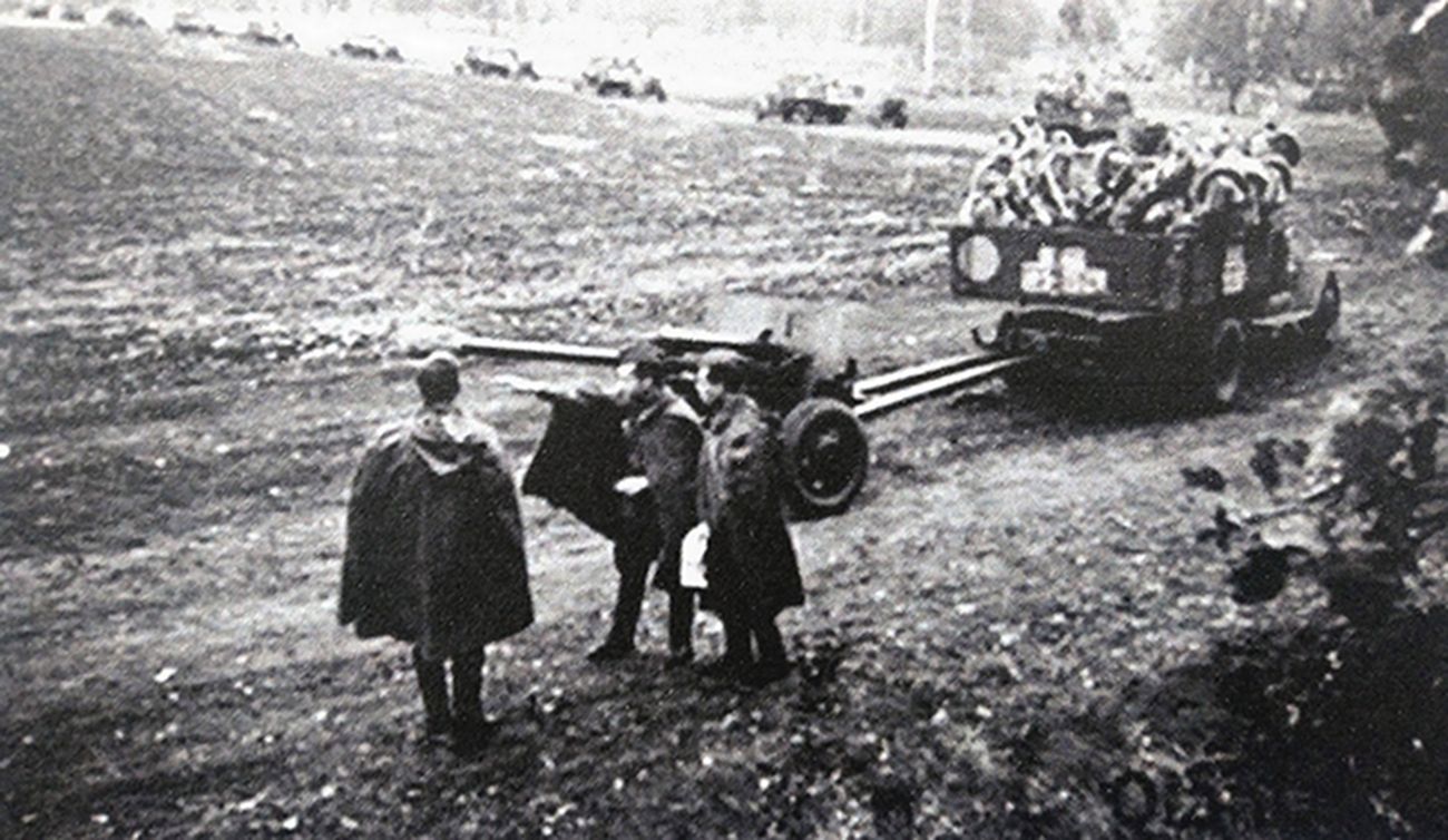 1944年，「苏德战争」期间，东线苏联战场，苏军一炮兵团的1942式76毫米加农炮在卡车牵引下正向前线开进。