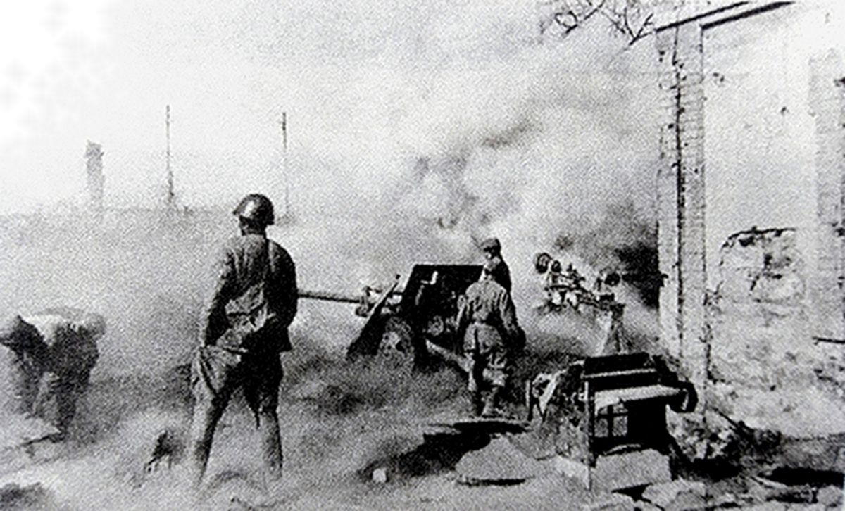 1942年，「苏德战争」期间，东线苏联战场，苏军一门ZIS-3型76毫米加农炮正在向城中的德军开火。