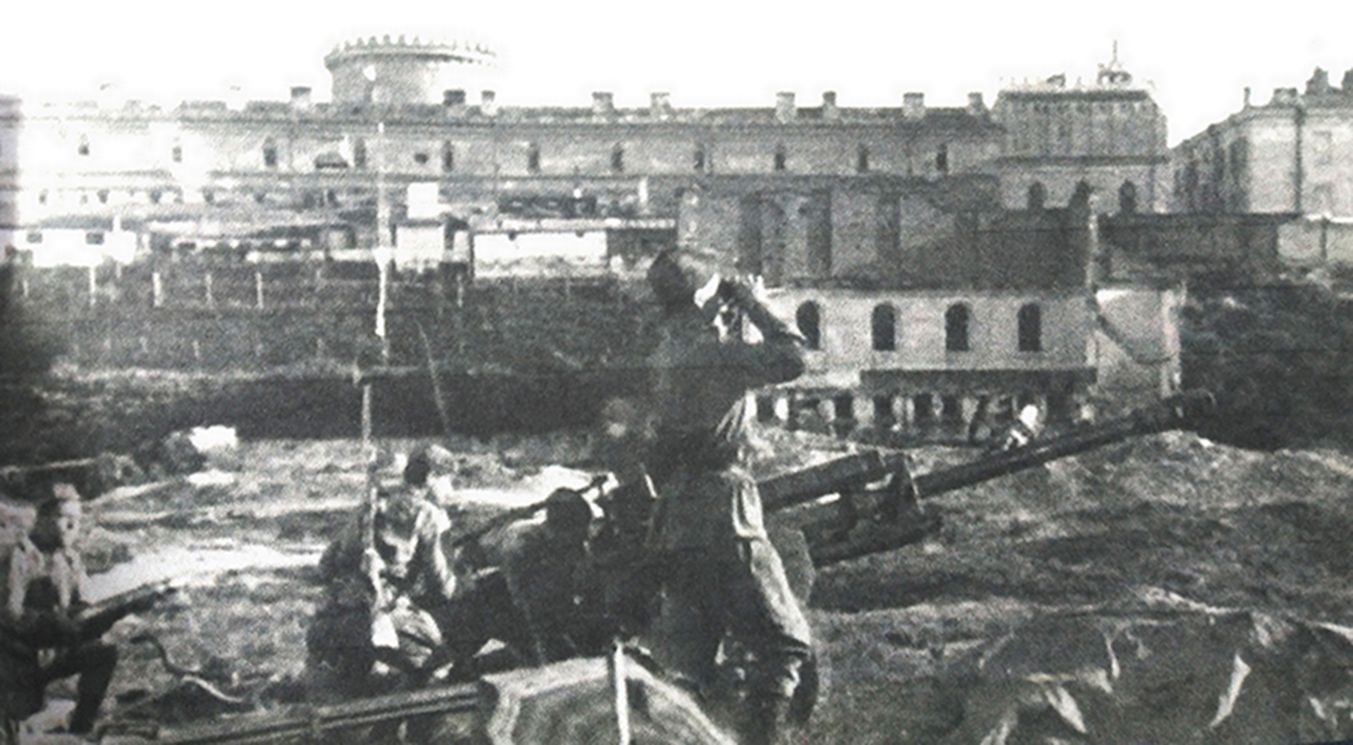 1944年7月，「白俄罗斯战役」期间，东线战场波兰东部卢布林，一门布置在城区阵地中的苏军1942式76毫米加农炮，炮长正用望远镜观察目标。