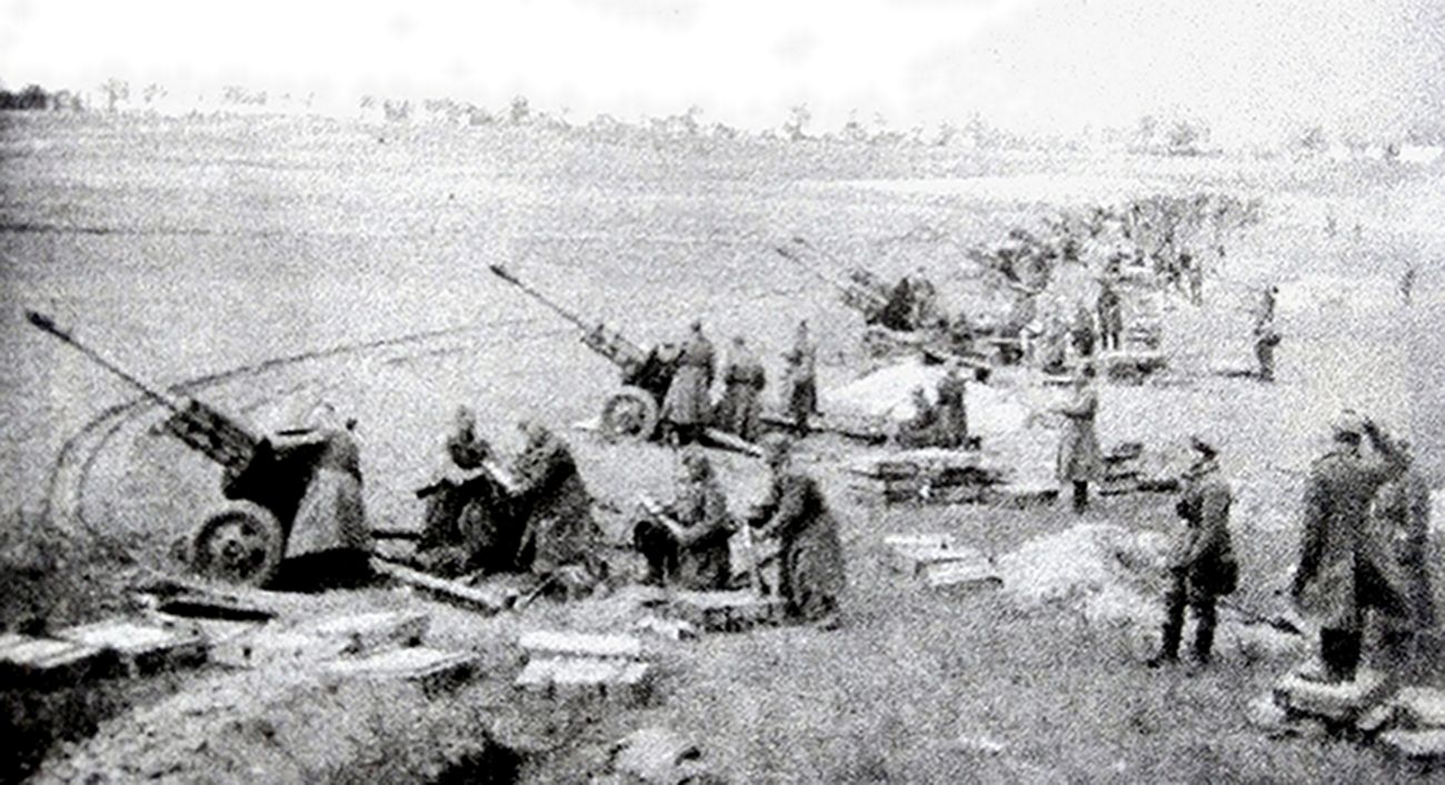 1945年4月，「柏林战役」期间，东线德国战场奥得布鲁地区，苏军一个师属炮兵营的1942式ZIS-3型76毫米加农炮阵地，阵地上密集地一字排开多门76毫米加农炮。在苏军中，一个普通步兵师的ZIS-3炮标准装备是32门，近卫步兵师则为36门。
