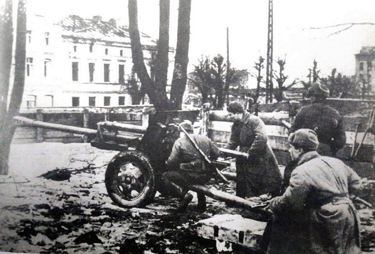 1945年3月，「东波美拉尼亚攻势」期间，东线德国战场但泽市城区，苏军一门1942式76毫米加农炮正在向德军阵地开火。