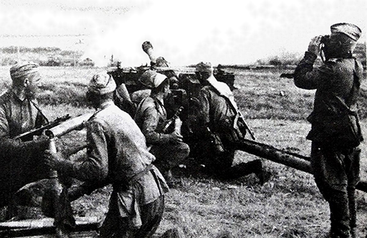 1945年春季，「苏德战争」期间，东线德国战场，一门投入战斗的苏军1942式76毫米加农炮。