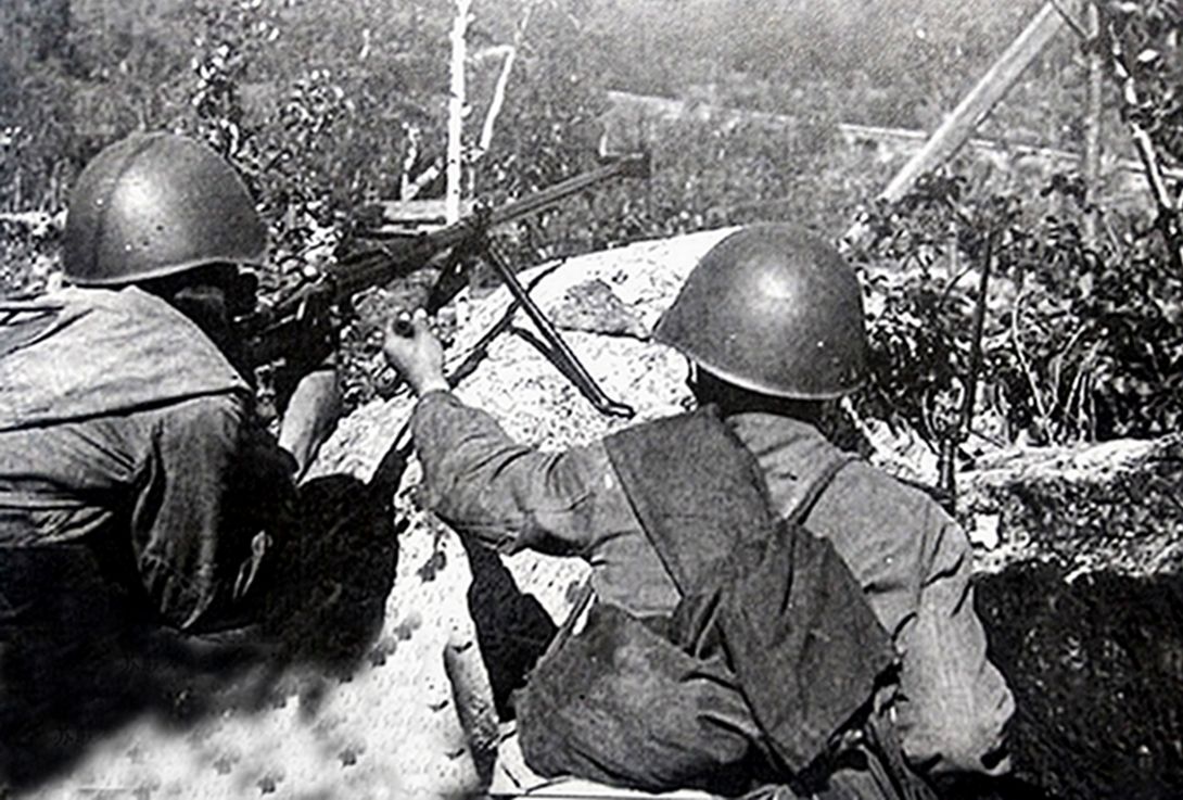 1942年，「列宁格勒保卫战」期间，东线苏联战场，苏军第186步兵师在卡累利阿前线防御作战，该师一个反坦克小组正用PTRD-41式反坦克步枪向德军坦克射击，旁边一名士兵为该枪装弹。因该枪弹容量只有一发，有一名助手帮助装弹会大大提高反坦克枪的射速。