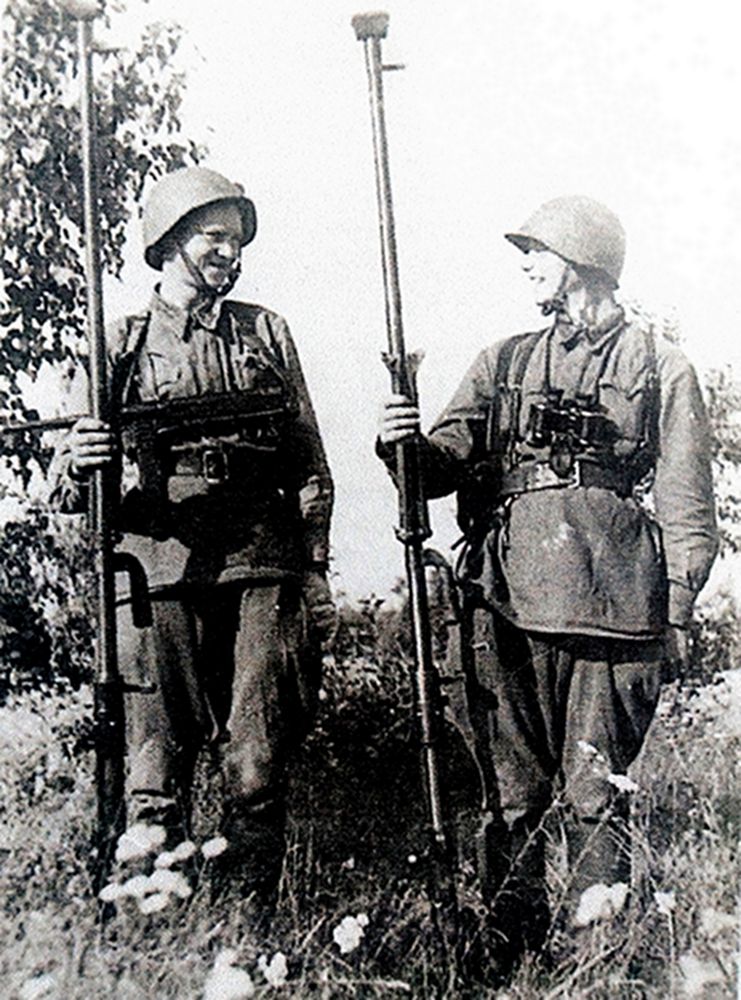 1943年7月，「库尔斯克战役」期间，东线苏联战场，隶属苏联第6军的两名手持PTRD-41式反坦克步枪的反坦克步枪手。这两位「坦克猎手」面带微笑、表情轻松，看来对战斗胜利充满信心。