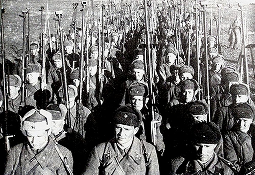 二战期间，受阅苏军中一个PTRD-41式反坦克步枪方阵。1941年12月，苏军正式在步兵师中编入反坦克连（三个排），每排装备9支反坦克步枪；1942年3月，又在步兵团编入反坦克连，另在团下属三个营中各设一个一个反坦克连（两个排），每排配备8支反坦克步枪。这样苏军一个步兵团就拥有75支反坦克步枪，具备强大的反坦克火力。后来师级又将反坦克连扩展为反坦克营，进一步增强了反坦克能力。