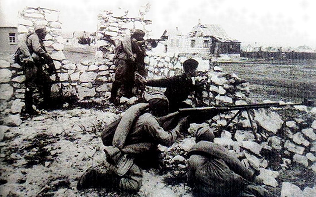 1942年6月，东线苏联战场乌克兰地区，面对德军的猛烈进攻，苏军一个反坦克步枪排仍顽强坚守阵地。一名反坦克枪手正用PTRS-41式反坦克步枪瞄准德军坦克开火，指挥战斗的排长是一名高级中士。虽然这种反坦克步枪只能在500米距离内击穿25毫米装甲（用钢/钨心子弹），但在苏联卫国战争初期已能足够对付德军的轻型坦克。