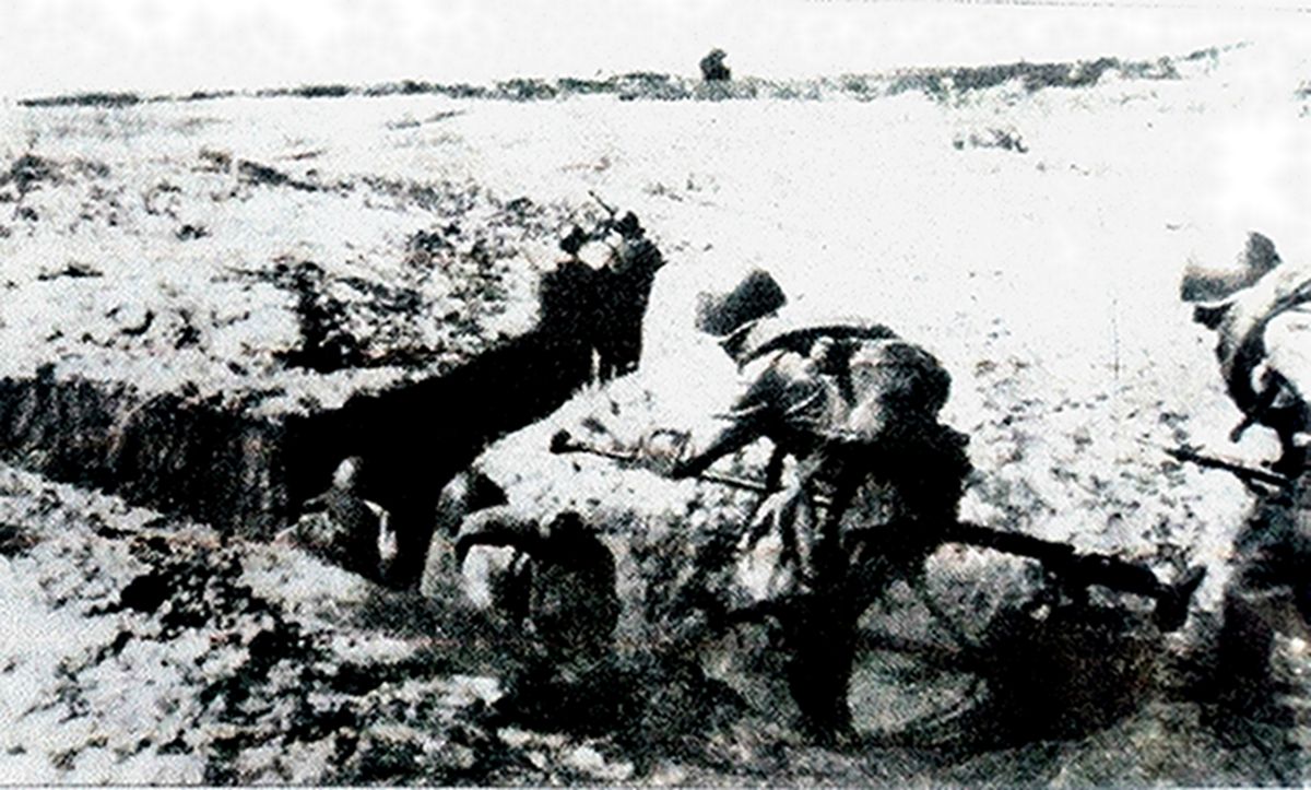 1941年秋，东线苏联战场，苏军一个反坦克排的士兵正迅速进入预设阵地，准备阻击德军进攻。图中一名手持PTRS-41式反坦克步枪的反坦克枪手正弯腰快步进入战壕。