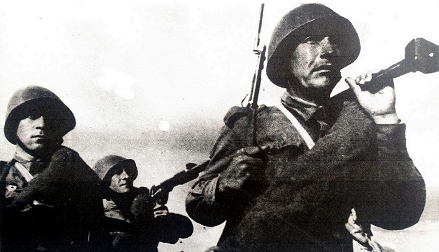 1943年7月，「库尔斯克战役」期间，东线苏联战场，苏军一个反坦克步枪班的战士正肩扛一支PTRD-41式反坦克步枪行进。该枪全重17.3公斤，由一名士兵携带确实有些重，长途行进时通常都由两名士兵携带。