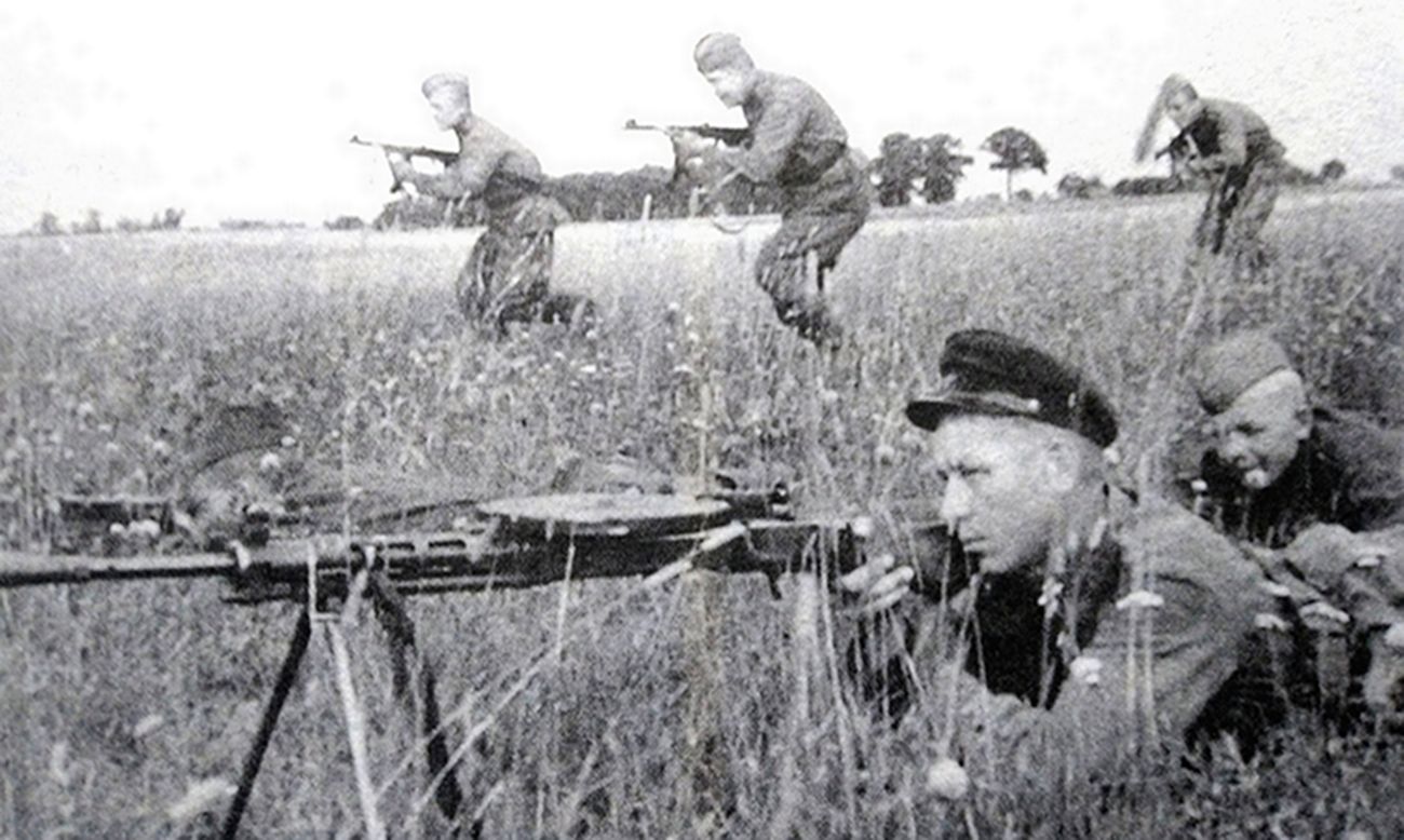 1944年8月,东线战场,苏军正向立陶宛西北部马里安波尔地区挺进,一挺DP轻机枪正在为进攻的苏军士兵作掩护。