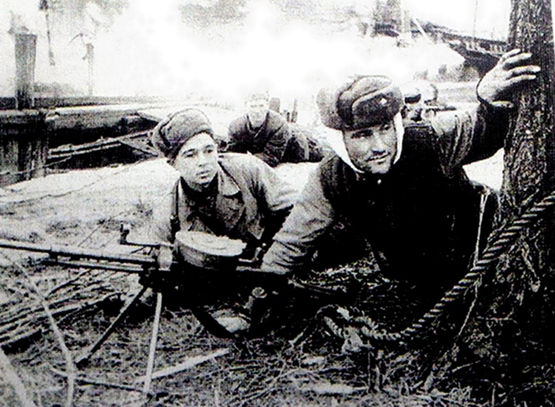 1945年,东线德国战场,战斗中的一个苏军机枪小组,使用的是一挺DT坦克轻机枪。在这场激烈的战斗中,机枪手已经负伤,但仍坚持战斗。