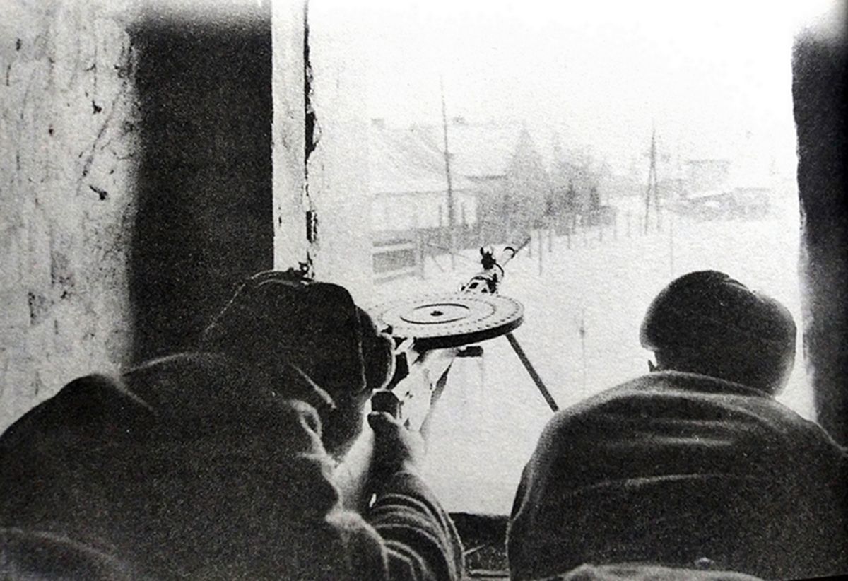 1941年,东线苏联战场,坚守在斯摩棱斯克的苏军一个轻机枪组,在楼房中持DP轻机枪向进攻的德军射击。