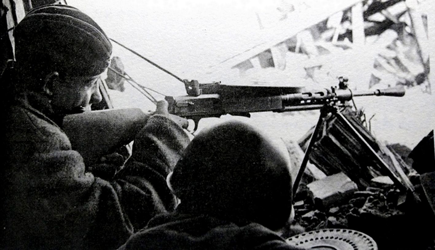 1942年,「斯大林格勒保卫战」期间,东线苏联战场,一个持DP轻机枪与德军作战的苏军轻机枪组。由于该枪射速较大、火力覆盖面积大,对德军杀伤力相当大。