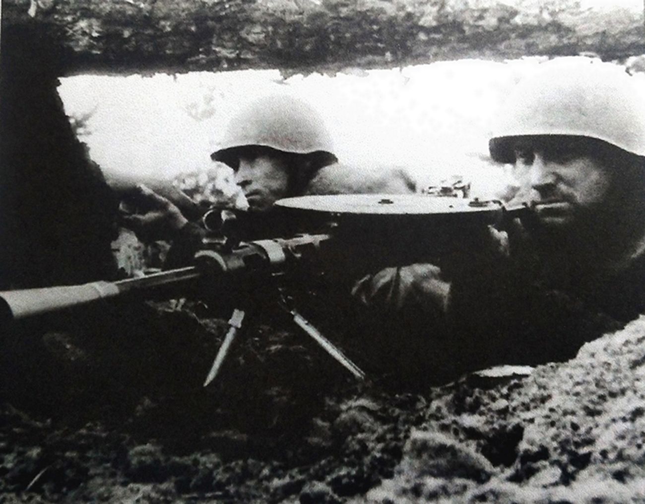 1941年夏天,东线苏联战场,隐蔽在掩体阵地中的苏军一挺DP轻机枪与机枪手。