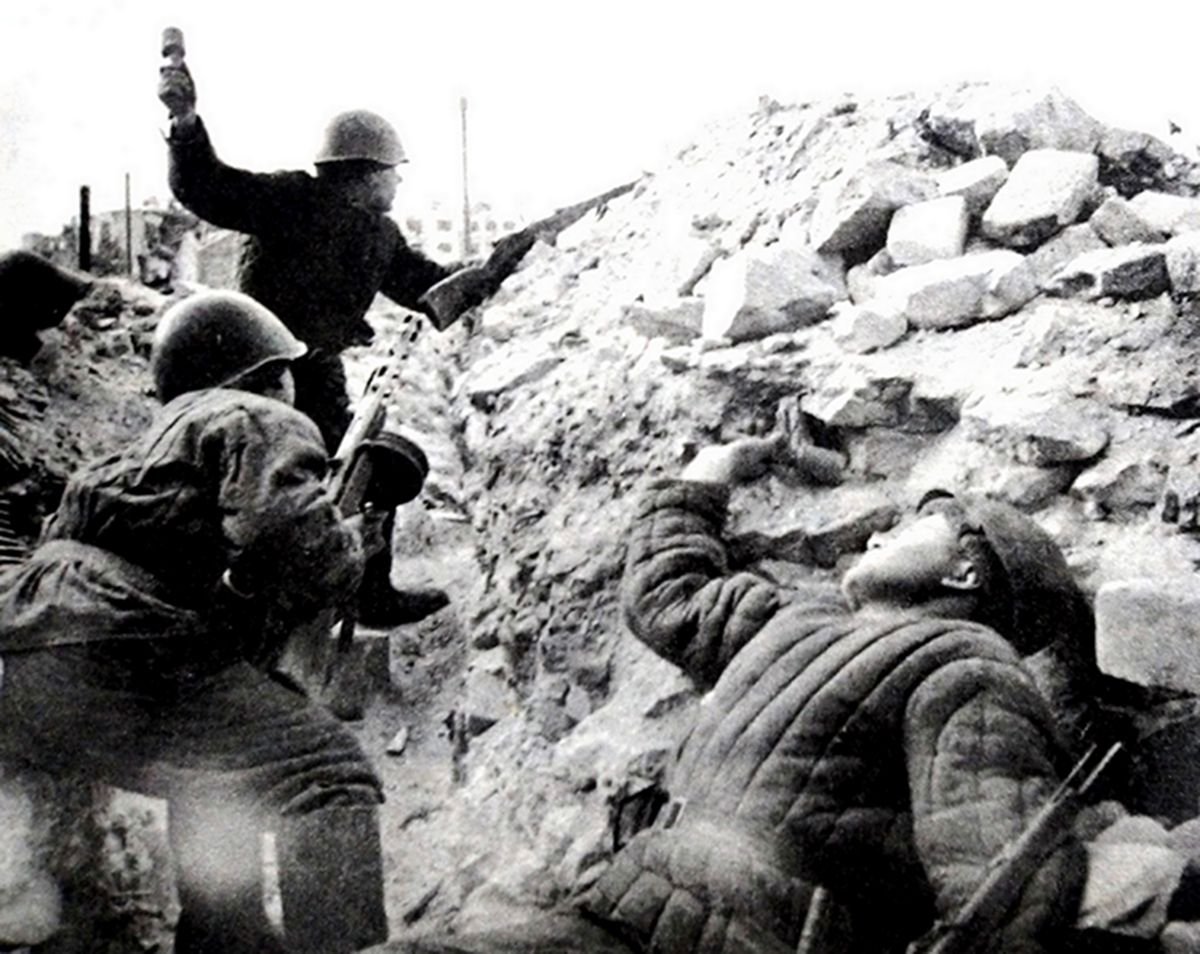 1942年,「斯大林格勒保卫战」期间,苏联战场,由崔可夫指挥的苏联第62集团军战士在城市废墟中与进攻的德军作殊死搏斗,RGD-33型手榴弹在短兵相接的近战中发挥了极大作用。