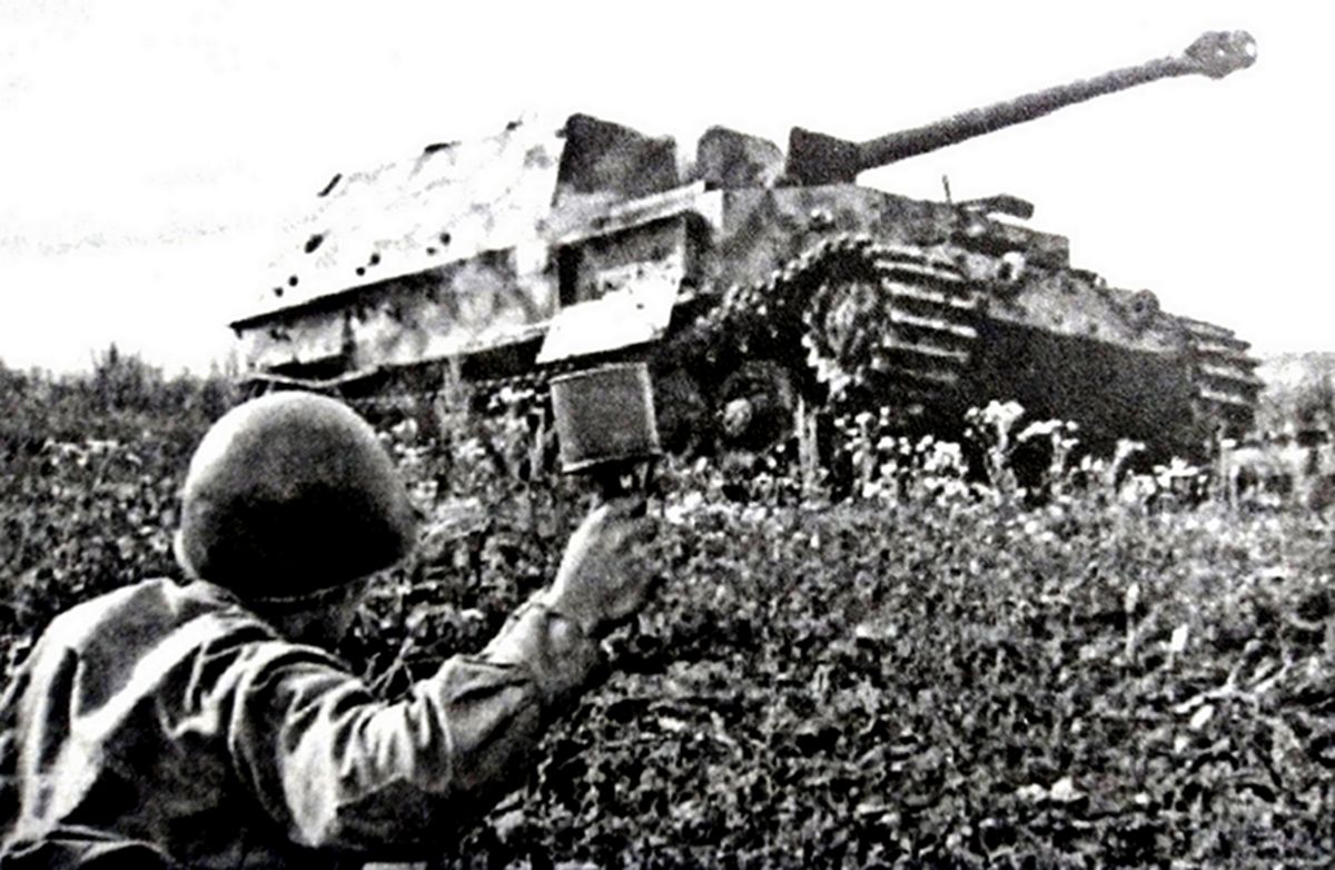 二战苏联战场,一名苏军步兵正准备将一枚RPG-40型反坦克手榴弹投向德军一辆突击炮车。但此照显然是用作宣传的摆拍照片。