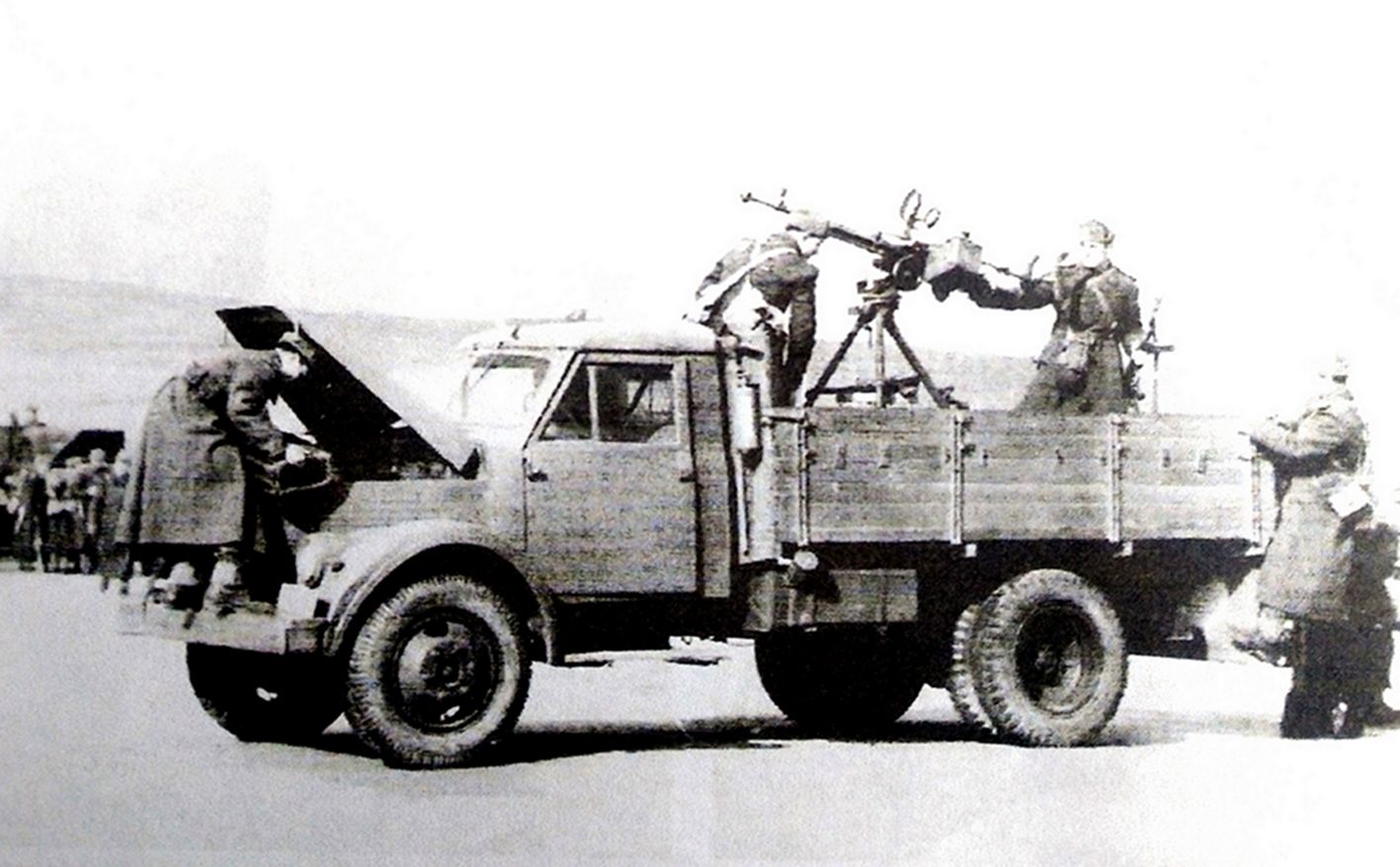二战东线苏联战场,苏军将一挺DShK 1938式重机枪安装在军用卡车车厢中,作机动防空作战武器用。该枪是一种气冷式重机枪,枪管上装有增加散热面积的装置,枪口装有灭焰器,射击时能将枪口火焰散向两侧。