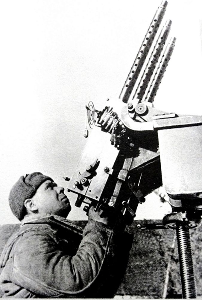 二战东线苏联战场,一名苏军士兵操纵一挺三联1910/30式马克沁重机枪对空警戒。由于正值冬季,射击时枪管可在冷空气中直接降温,所以不用套上装冷却水的金属套筒,操作更为方便。