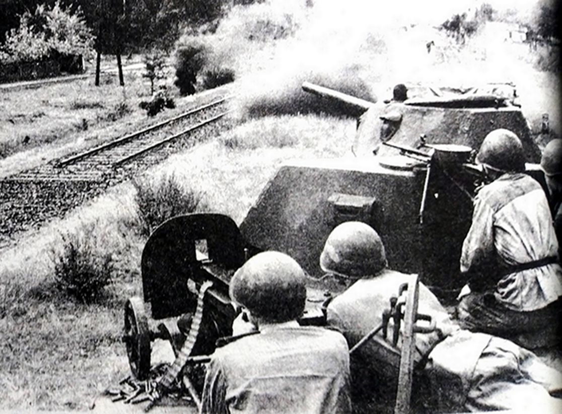 1944年,东线战场波兰华沙附近,苏联白俄罗斯第2方面军的一挺1910/30式马克沁重机枪在临时改装的装甲列车上向德军阵地射击。