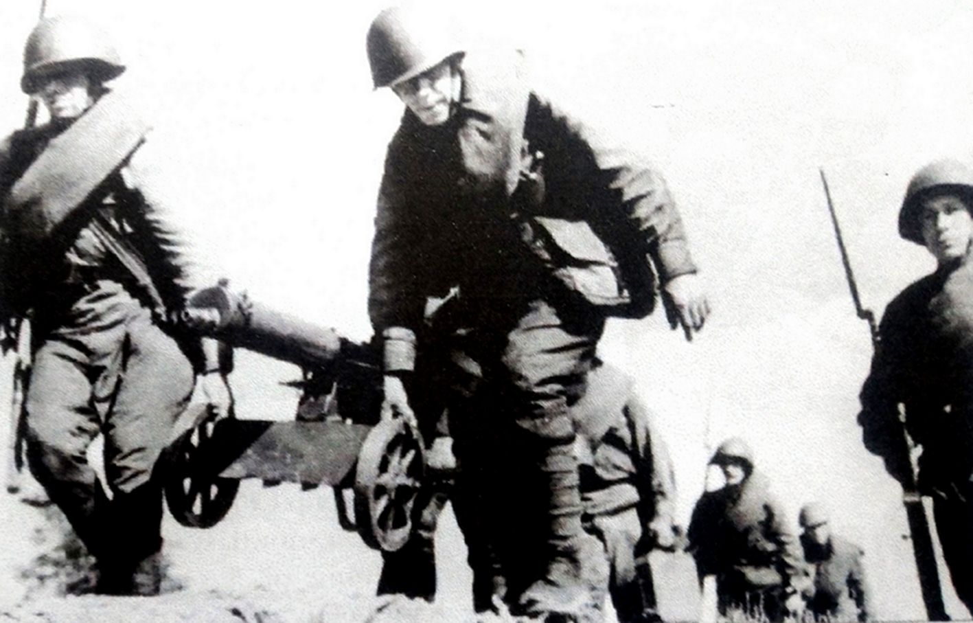 二战苏联战场,苏军步兵正提着一挺1910/30式马克沁重机枪转移阵地。二战初期,苏军每个步兵营都装备12挺水冷式马克沁重机枪。该枪有些笨重,本来安装有两个轮子可在地上拖行,但为快速转移,几名苏军士兵直接将其提起行进。