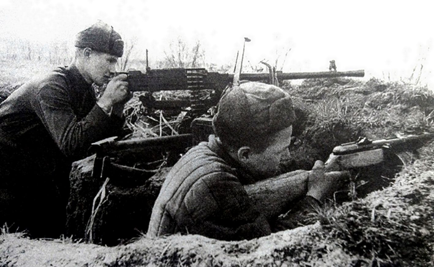 1945年,东线德国战场,苏军一挺SG-43式重机枪正向德军射击。SG-43式重机枪简单耐用,能在极端天气和恶劣环境下使用,十分适用于东线战场,1943年开始替代马克沁重机枪大量装备苏军部队,其改进型SGM重机枪二战后还被不少国家军队广泛使用。