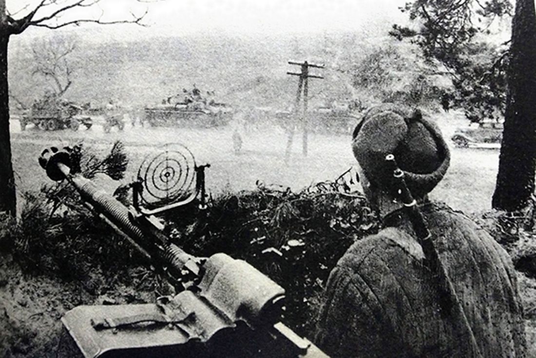 1943年12月,「第聂伯河战役」期间,东线苏联战场乌克兰地区,在公路边阵地上为苏军军车与坦克作掩护的苏军一挺DShK 1938式重机枪。该枪是一种大口径重机枪,可用于对付低空目标的防空作战,也可用作地面火力支援。