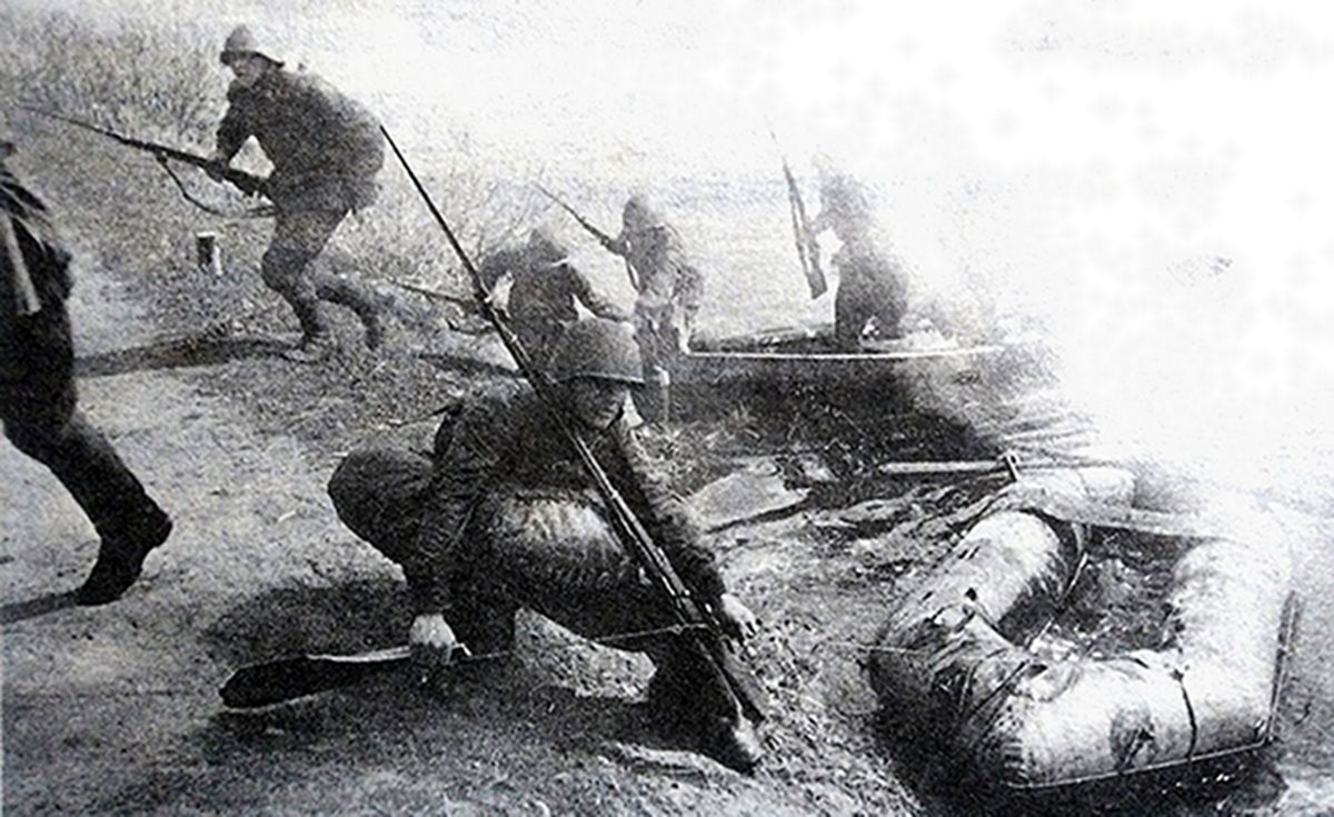 1942年3月，东线苏联战场，一个苏军步兵班的战士用橡皮筏和小木船悄悄渡过一条河流，手持「莫辛-纳甘」1891/30式步枪，准备对德军进行偷袭。