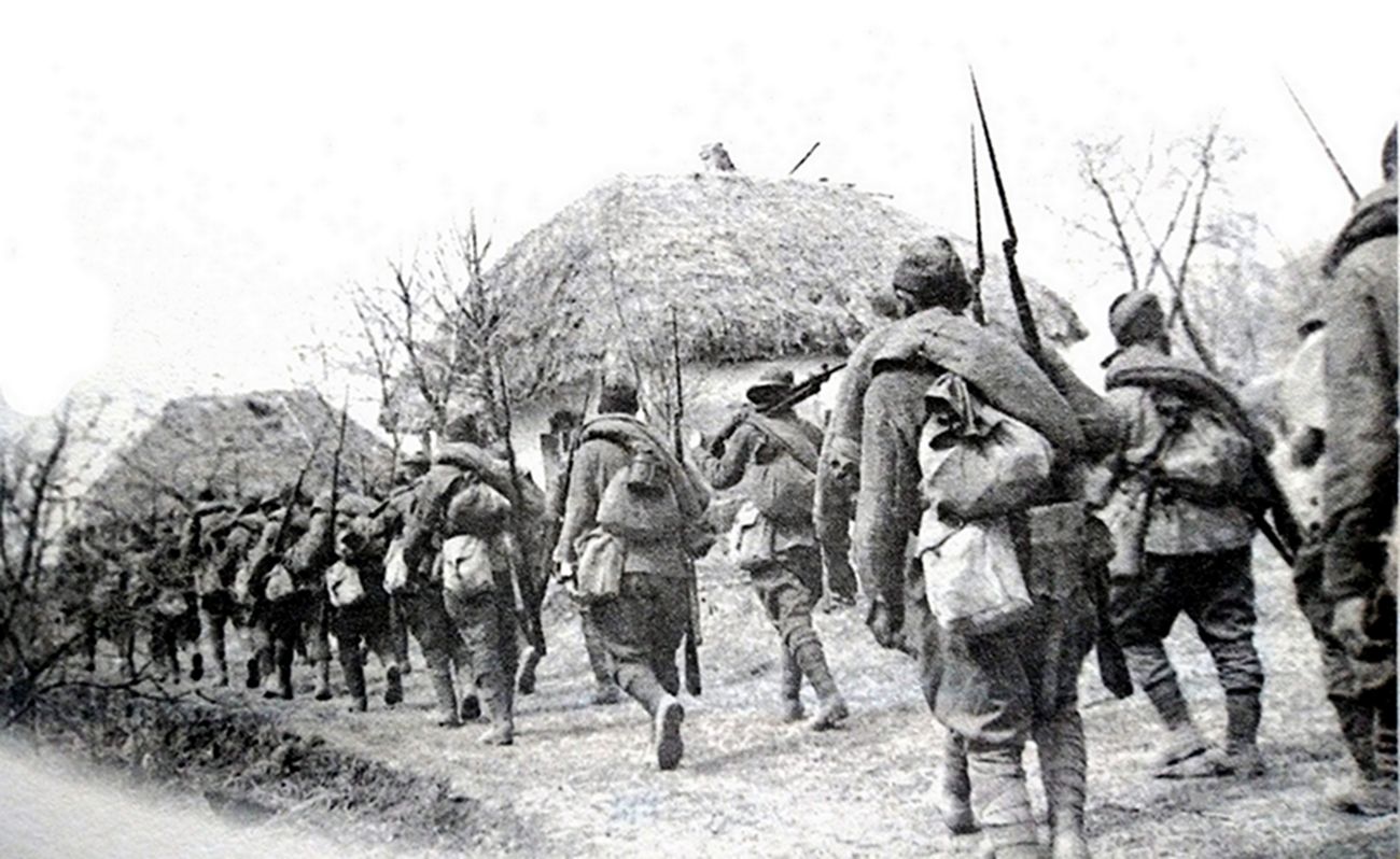 1941年7月，东线苏联战场，一队苏军步兵正徒步赶往前线抵挡进攻的德军。在苏联卫国战争初期，苏军装备还比较落后，队伍中除了一名战士扛着一挺机枪外，其余战士装备的都是「莫辛-纳甘」1891/30式步枪。