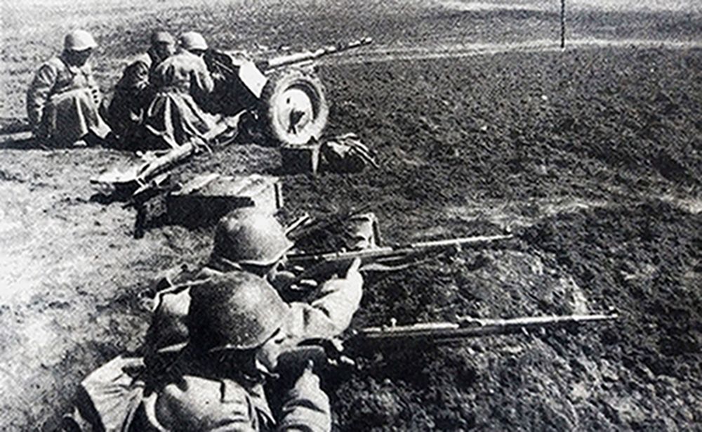 1942年春天，东线苏联战场库尔斯克地区，苏军一处57毫米反坦克炮阵地上，两名持「莫辛-纳甘」1891/30式步枪作掩护的战士。