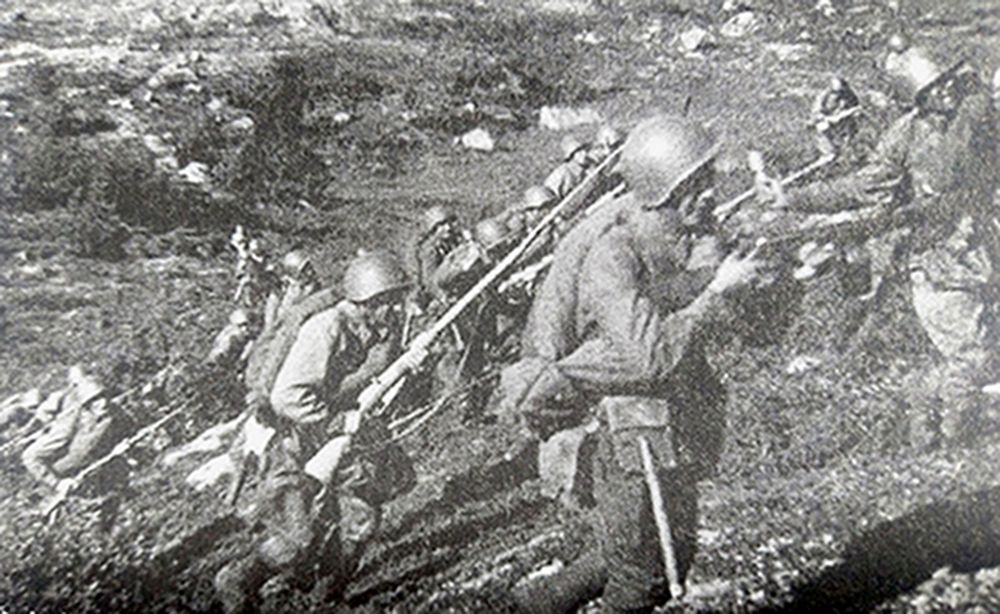 1941年，东线苏联战场，一支苏军部队正与德军争夺一处山头阵地，手持「莫辛-纳甘」1891/30式步枪的苏军士兵不畏牺牲，奋勇向山顶冲去。