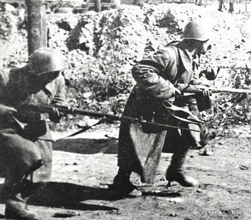 1942年，在「斯大林格勒保卫战」初期，东线苏联战场，手持「莫辛-纳甘」1891/30式步枪的苏军步兵与德军展开殊死的城区争夺战。