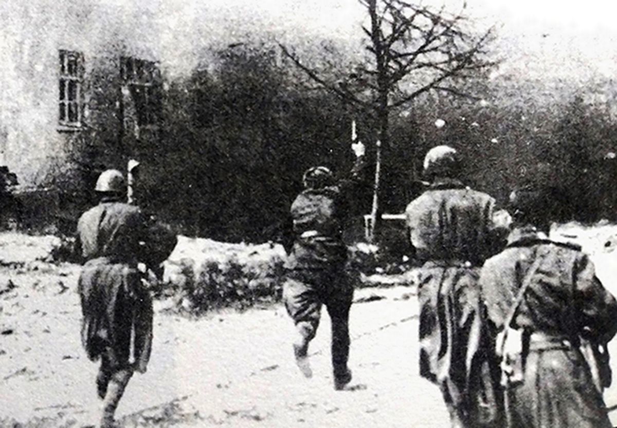 二战东线战场,一名苏军军官高举一支TT-33半自动手枪带领士兵勇敢地向德军阵地冲锋。