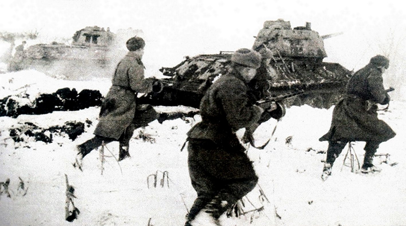 1944年3月,东线苏联战场乌克兰东南部德涅斯特地区,一支苏军部队正跟随T-34坦克群向德军进攻。这支部队士兵已全部装备PPSh-41冲锋枪,用其密集火力压制德军。