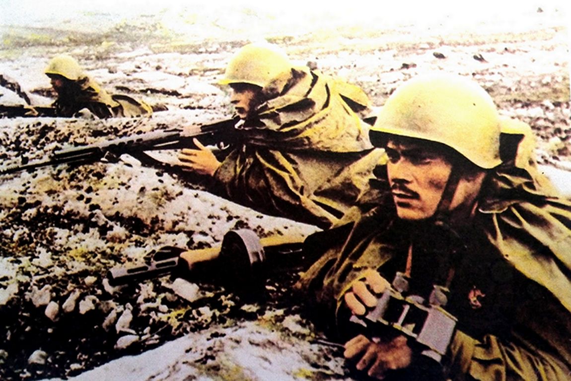 1941年冬季,东线苏联战场摩尔曼斯克地区,在雪地中坚守阵地的苏联北方舰队海军陆战队战士,一名配备PPSh-41冲锋枪的指挥员正观察前方敌情。
