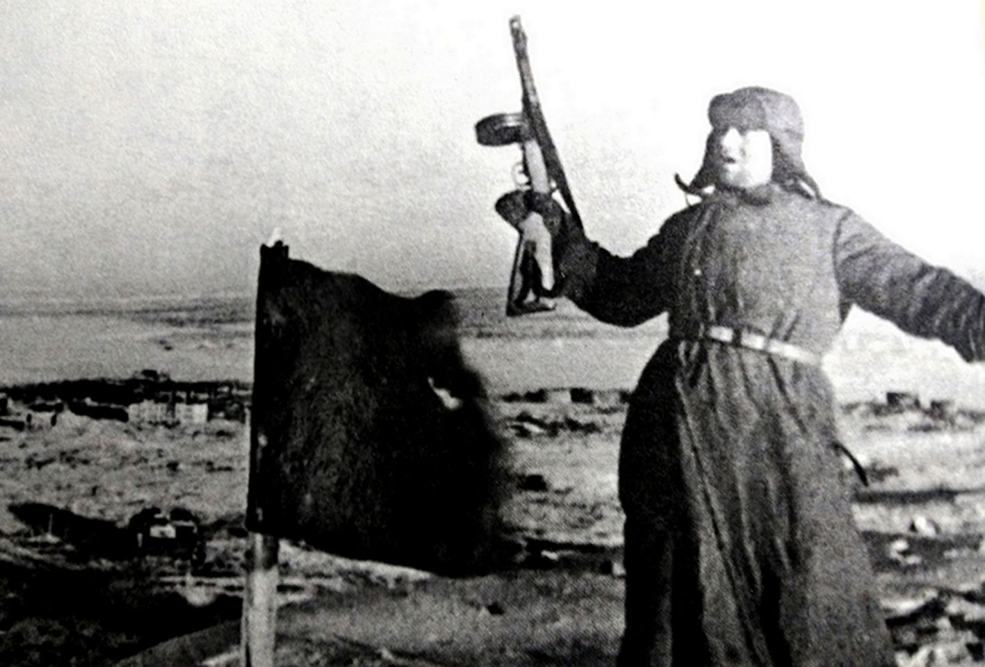 1942年冬季,「斯大林格勒保卫战」期间,东线苏联战场,一名苏军战士挥舞PPSh-41型冲锋枪在刚收复的马马耶夫岗山顶高呼「乌拉」。在斯大林格勒保卫战中,苏军和德军在这一制高点上进行了多天激烈殊死的争夺,山岗阵地反复易手,最后各占一边。