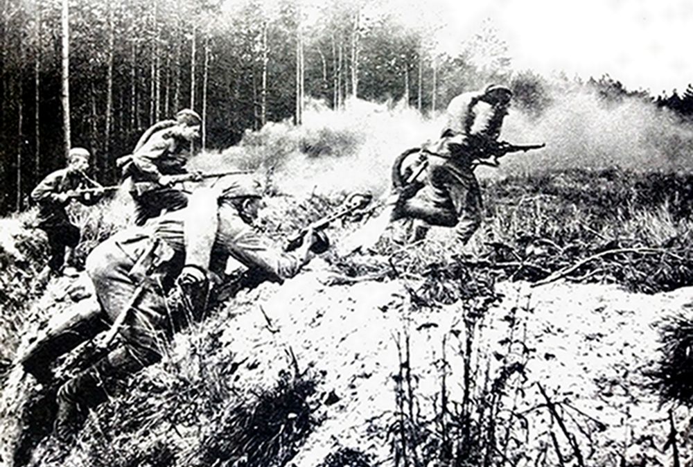 1943年8月,东线苏联战场哈尔科夫地区,苏军第13近卫步兵师的士兵正跃出战壕发起冲锋,其中一名军士手持SVT-40半自动步枪。