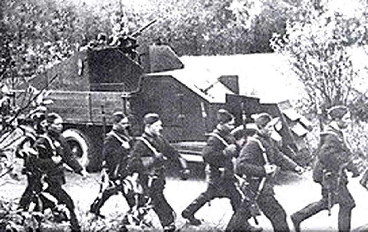1941年,「列宁格勒保卫战」期间,东线苏联战场列宁格勒地区,一辆加装了装甲(6~10毫米)的ZIS-5军用卡车与苏军部队一起向前线进发,这种ZIS变形装甲车在车厢中安装了一门45毫米小口径火炮,并在驾驶室配备了一挺7.62毫米机枪。