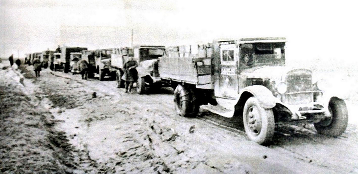 1942年~1943年,东线苏联战场,正在行驶途中休息的一队苏军ZIS-5军用卡车队,注意每辆车的后轮都装有链条防止在雪地行驶中打滑,另外驾驶室的侧窗涂上油漆防止阳光照射。