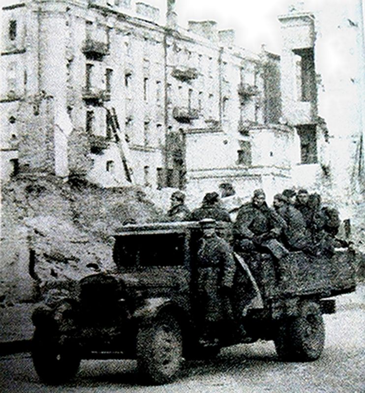 1943年11月,「基辅战役」期间,东线苏联战场,运载苏军部队的ZIS-5军用卡车正在进入刚解放的基辅城区。