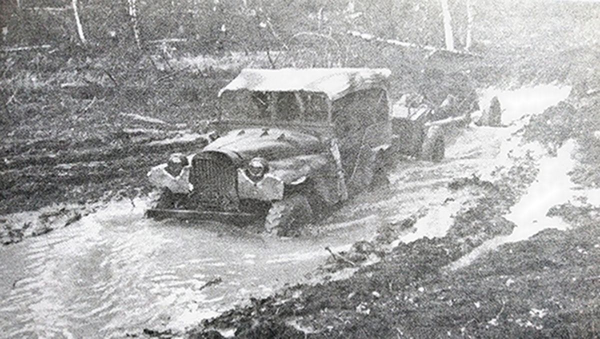 1943年夏天,东线苏联战场,苏军的一辆GAZ-64军用越野小车正在小河中涉水行驶,该车后面牵引着一门45毫米反坦克炮。
