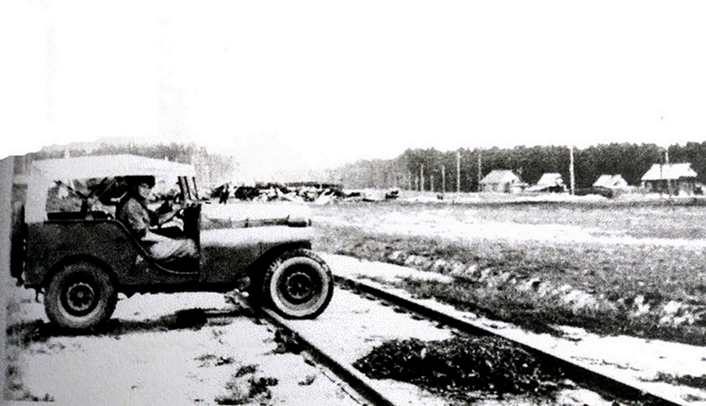 1941年夏天,东线苏联战场,正准备穿越铁路的苏军一辆GAZ-64军用越野小车。
