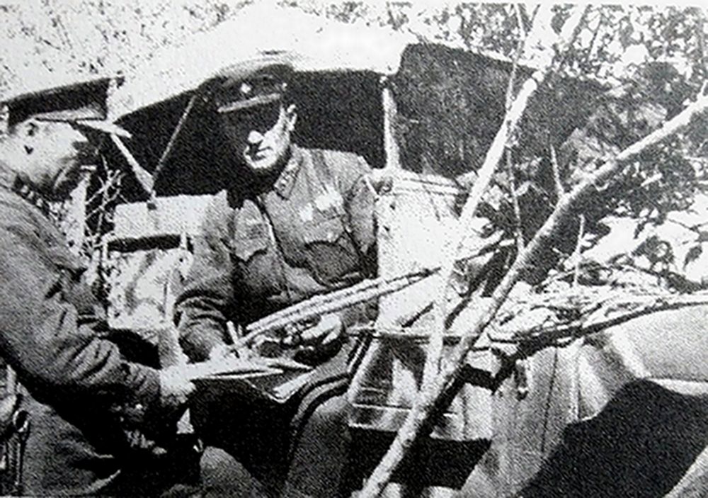 1942年9月,东线苏联战场,苏军第52装甲旅指挥官和一位少校营长在一辆GAZ-64军用越野小车旁研究敌情。