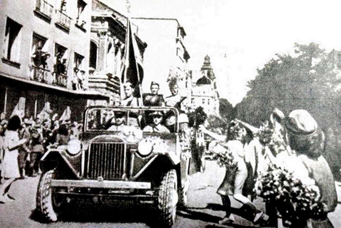 1944年9月,苏联乌克兰第3方面军以胜利者姿态进入保加利亚首都索菲亚市区,最前面是搭载指挥官的一辆GAZ-67军用越野小车。
