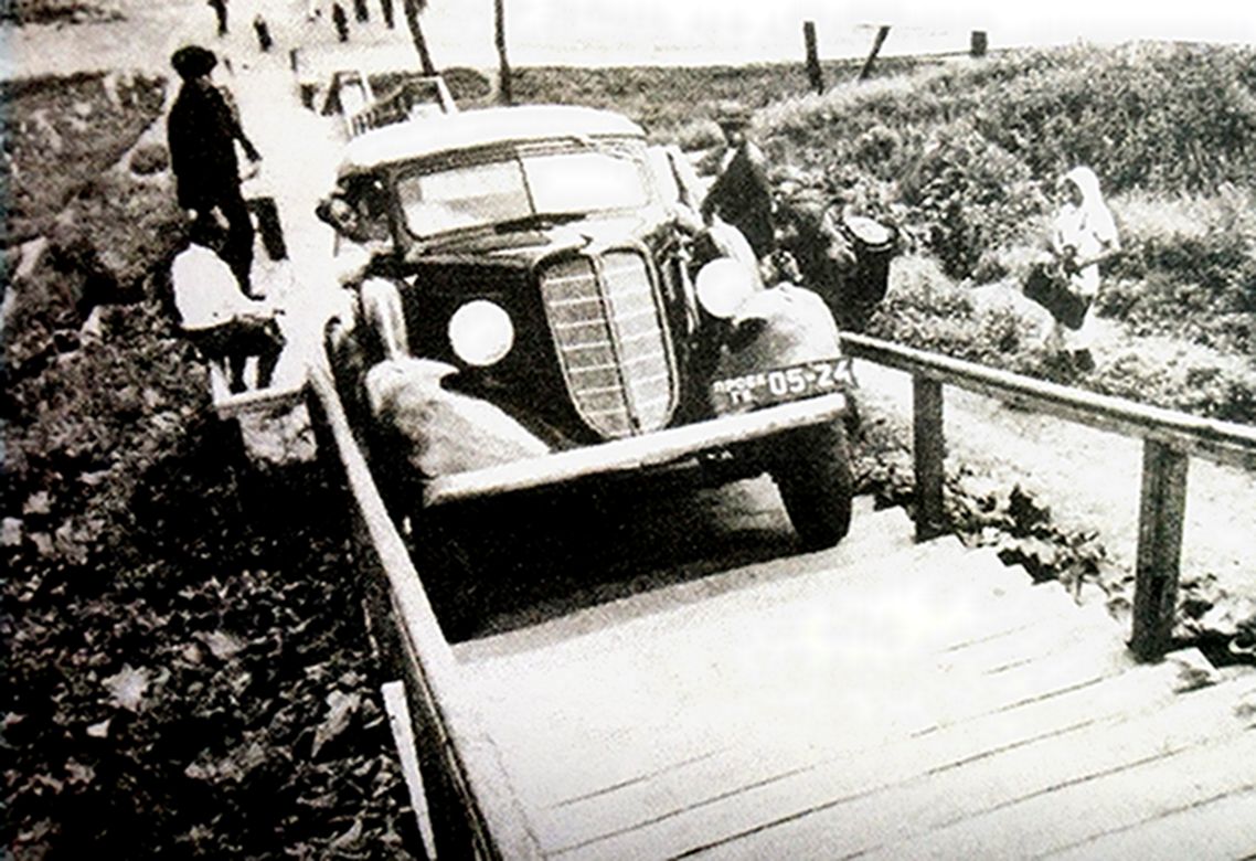 1939年8月,东线苏联战场,一辆苏军的GAZ-61-40军用小车在伏尔加河沿岸进行上阶梯的测试,该车编号是「Test GK 05-24」。