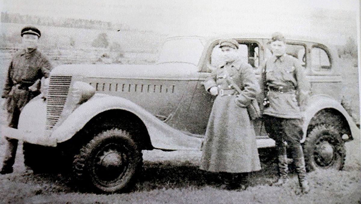1941年秋天,东线苏联战场,停在路边照相的苏军战斗部队一辆GAZ-61-73军用小车,照片中的人物应是司机、军官和警卫。