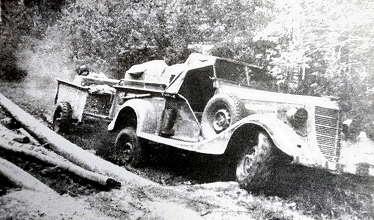 1941年8月,东线苏联战场,苏军战斗部队的一辆GAZ-61-417军用小车牵引一部拖车在进行越野测试。