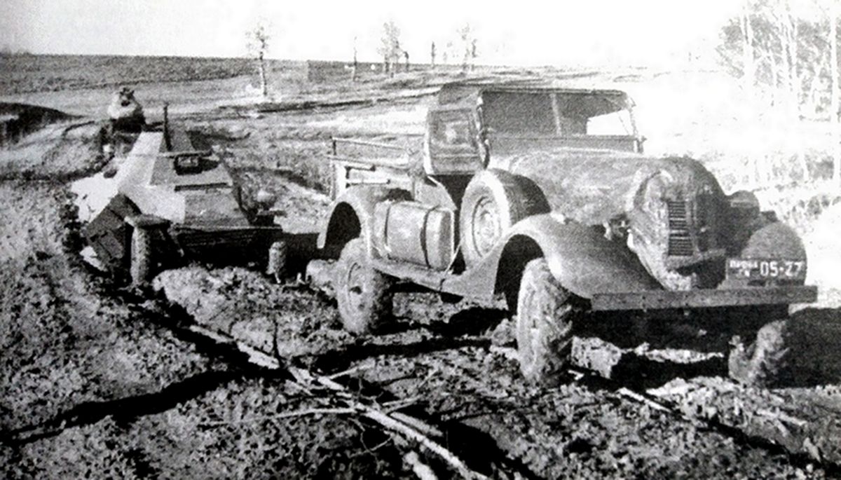 1942年10月,东线苏联战场,行进在泥泞路上的苏军战斗部队一辆GAZ-61-417军用小车,后面跟着的是2辆BA-64轮式装甲车。